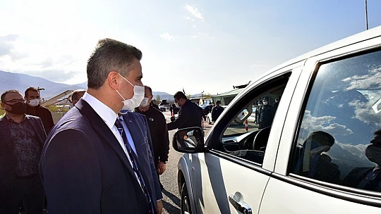 Vali Baruş Polis Teşkilatının 175'ci Yılını Yol Kontrol Noktasında Kutladı