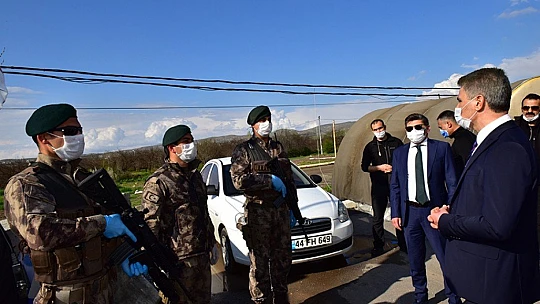 Vali Baruş Polis Teşkilatının 175'ci Yılını Yol Kontrol Noktasında Kutladı