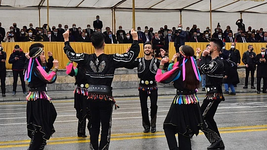 Cumhuriyet Bayramı Resmi Geçit Töreni Gerçekleştirildi