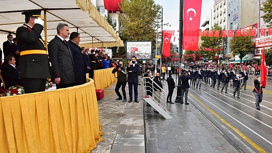 Cumhuriyet Bayramı Resmi Geçit Töreni Gerçekleştirildi