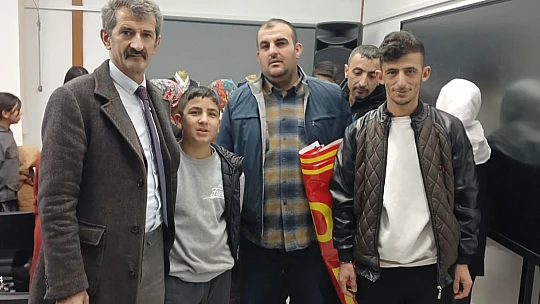 Başkan Ayten, Deprem Bölgesindeki Öğrencilere Yardım Eden Üniversite Öğrencilerine Teşekkür Etti