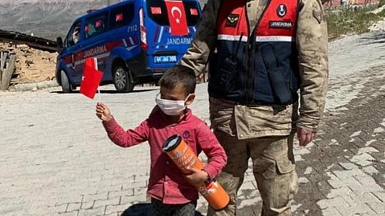Jandarma 23 Nisan'da Çocukları Unutmadı