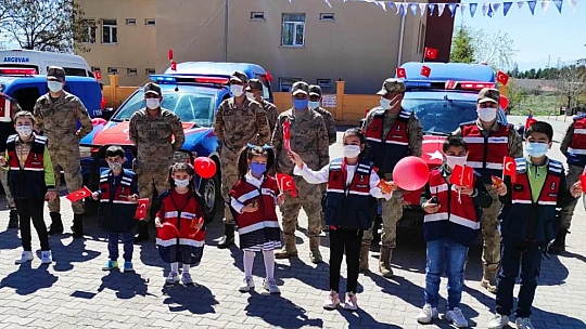 Jandarma 23 Nisan'da Çocukları Unutmadı