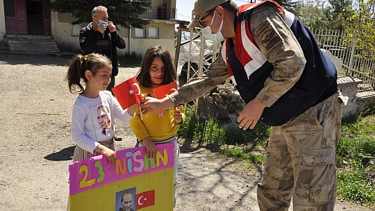 Jandarma 23 Nisan'da Çocukları Unutmadı