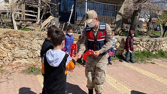 Jandarma 23 Nisan'da Çocukları Unutmadı