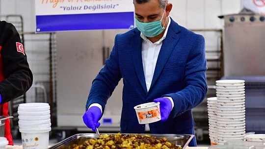 Yeşilyurt Belediyesi'den 65 Yaş Üstü İhtiyaç Sahibi Vatandaşlara Sıcak Yemek