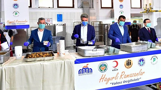 Yeşilyurt Belediyesi'den 65 Yaş Üstü İhtiyaç Sahibi Vatandaşlara Sıcak Yemek