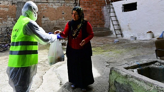 Yeşilyurt Belediyesi'den 65 Yaş Üstü İhtiyaç Sahibi Vatandaşlara Sıcak Yemek