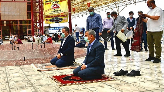 Yeşilyurt'ta 'Sağlıklı Ve Güvenilir' Ortamlarda Cuma Namazı Kılındı