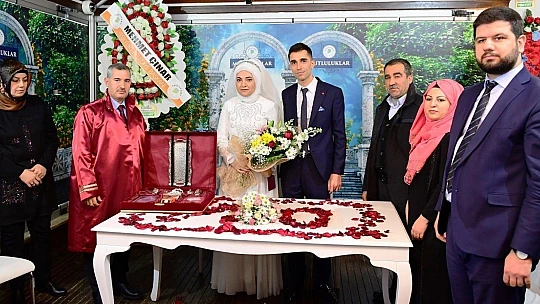 Başkan Çınar, 14 Şubat Sevgililer Gününde Genç Çiftlerin Mutluluğuna Ortak Oldu