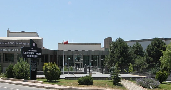 İzmir Devlet Tiyatrosu'ndan Elazığ'da Kahkaha Dolu Akşamlar: 'Münasebetsiz' Sahneye Çıkıyor