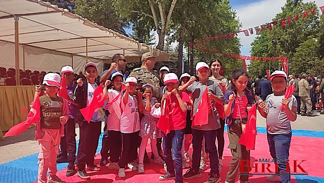 2'nci  Ordu İstihkam Alay Komutanı, Albay Mehmet Bahtiyar 19 Mayıs Töreni'nde Sporcularımızı Kucakladı