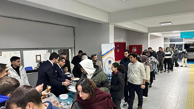 AK Parti Malatya Gençlik Kolları'ndan Üniversitelilere Final Haftası Sürprizi