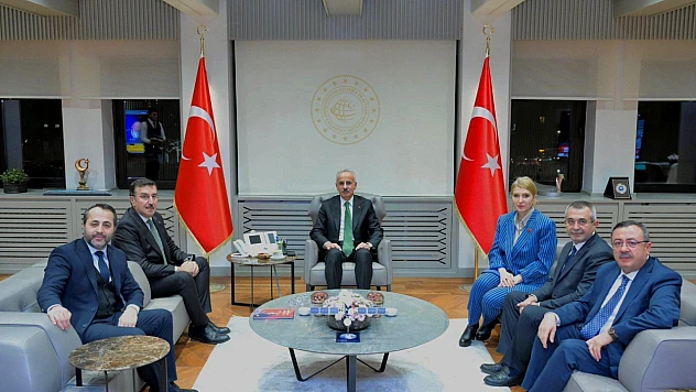 AK Parti Malatya Heyeti, Ulaştırma ve Altyapı Bakanı Uraloğlu ile Görüştü
