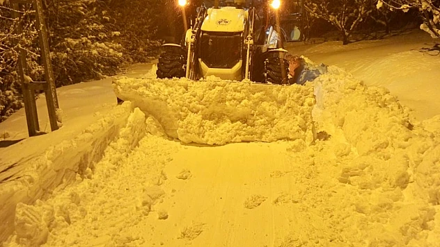Akçadağ Belediyesi'nden Yoğun Yol Açma ve Tuzlama Çalışması