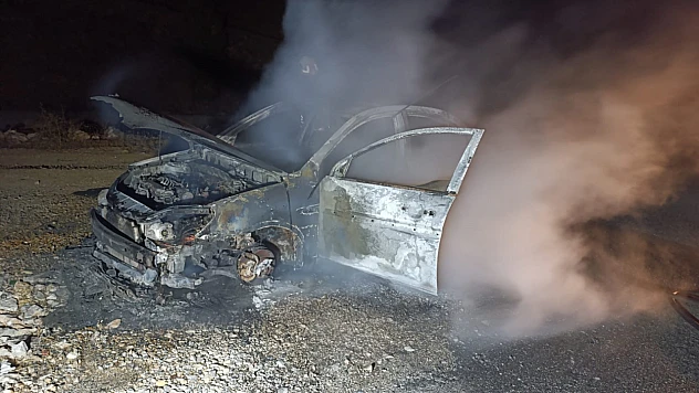 Alev Alan Araç Kullanılamaz Hale Geldi