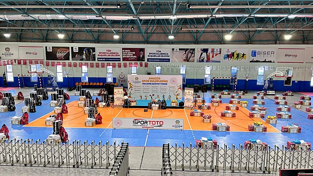 Amatör Spor Kulüplerine 10 Milyon Tl Değerinde Spor Malzemesi Desteği