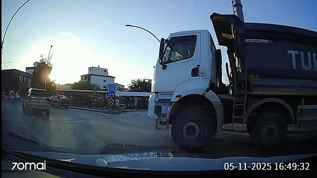 Araç Kamerası Kaydetti: Hafriyat Kamyonu Kavşakta Trafiği Tehlikeye Attı