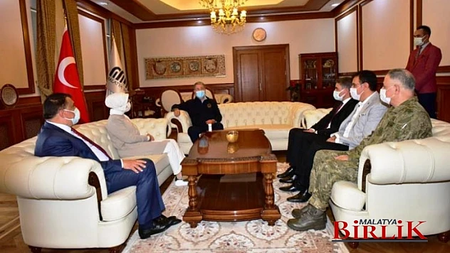 Bakan Akar'dan Başkan Gürkan'a Plaket