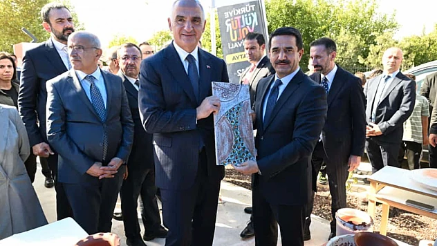 Bakan Ersoy, Arslantepe Karşılama Merkezi Açılışında Battalgazi Belediyesi Seramik Standını Ziyaret Etti