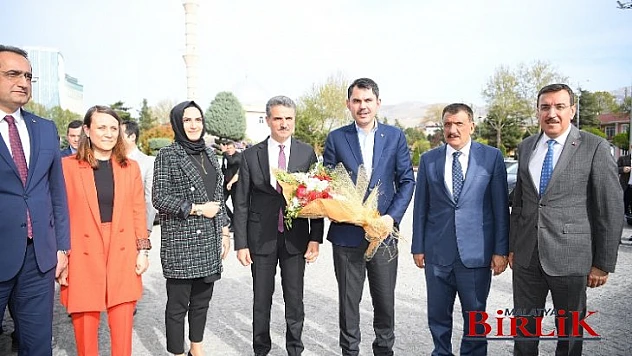 Bakan Kurum, Dünya Kayısı Ticaret Merkezinde İncelemelerde Bulundu