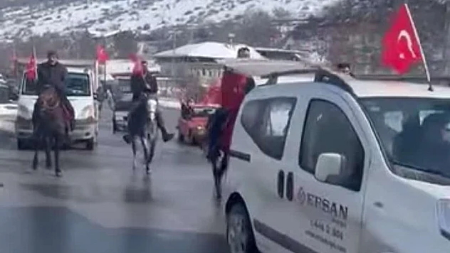 Banazı'da Bayrak Konvoyu: Arabalar ve Atlar Meydandaydı