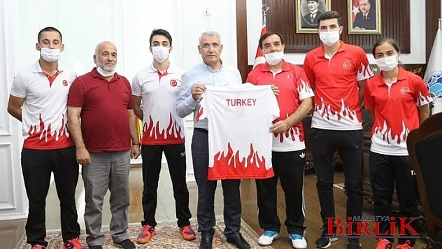 Başarılı Badmintonculardan Başkan Güder'e Ziyaret 