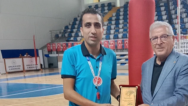 Başarılı Hakem Furkan Salduz'a Plaketle Teşekkür