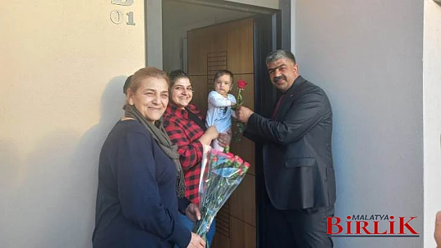 Başkan Adayı Karakuş 8 Mart Dünya Kadınlar Günü Nedeniyle Karanfil Dağıttı