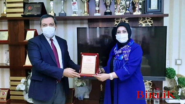 Başkan Alpaslan, Sağlık İl Müdürü Bentli'ye Başarı Plaket