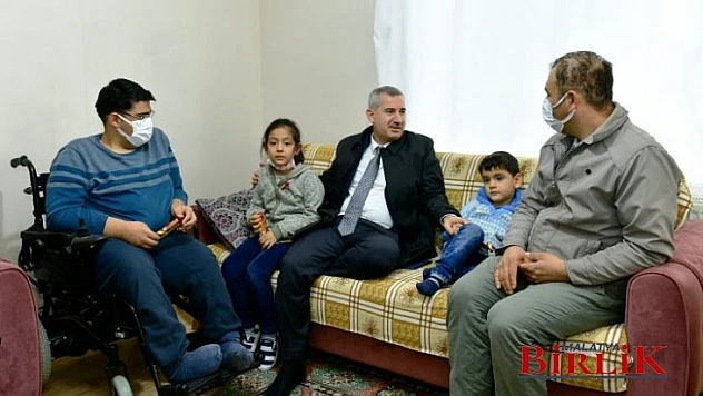 Başkan Çınar, Ahmet Karakuş'un Akülü Araç Talebini Yerine Getirdi