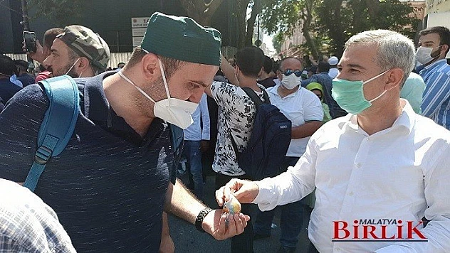 Başkan Çınar, Ayasofya-İ Kebir Cami-İ Şerif Önünde Kayısı İkram Etti