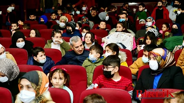 Başkan Çınar'dan Öğrencilere Karne Hediyesi