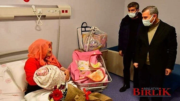 Başkan Çınar, Yeni Yılın İlk Bebeklerini Ziyaret Etti