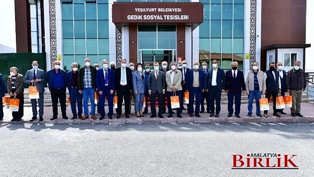 Başkan Çınar, Yeşilyurt Belediyesi'nden Emekli Olan Personellere Plaket