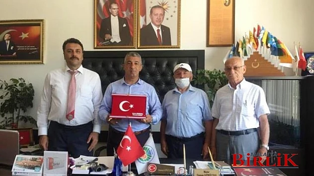 Başkan Gözükara'dan Osman Gönültaş'a Başarı Plaketi