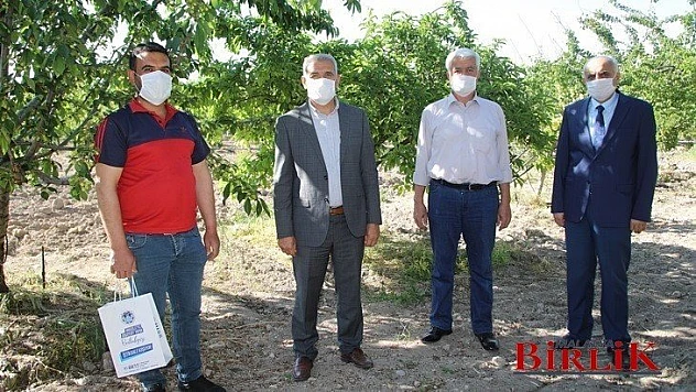 Başkan Güder, Çiftçilerin Gününü Tarlada Kutladı