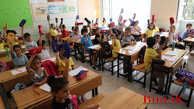 Başkan Güder'den Uyum Eğitimi Alan Minik Öğrencilere Kırtasiye Sürprizi