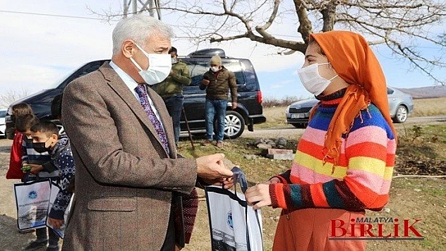 Başkan Güder, İhtiyaç Sahibi Çocukların Yüzünü Güldürdü