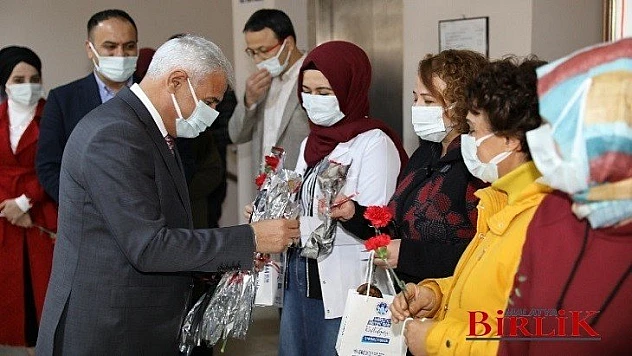 Başkan Güder, Kadınlar Günü'nü Karanfil Dağıtarak Kutladı
