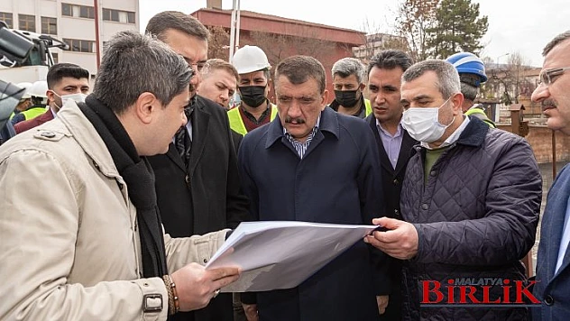 Başkan Gürkan Kent Meydanındaki Çalışmaları Yerinde İnceledi