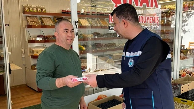 Battalgazi Belediyesi'nden Cumhuriyet Bayramı'nda Esnafa Bayrak Hediyesi