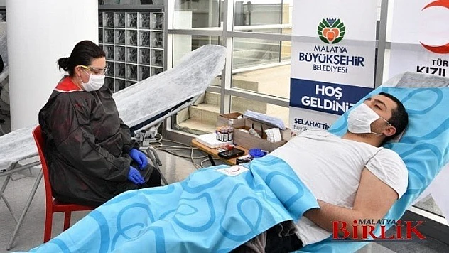 Büyükşehir Belediye Personelinden Kızılay'ın Kampanyasına Destek