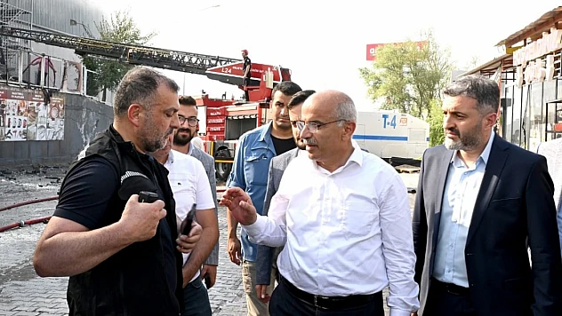 Büyükşehir Belediyesi 12 İtfaiye Aracı Ve 50 Personelle Yangına Müdahale Etti