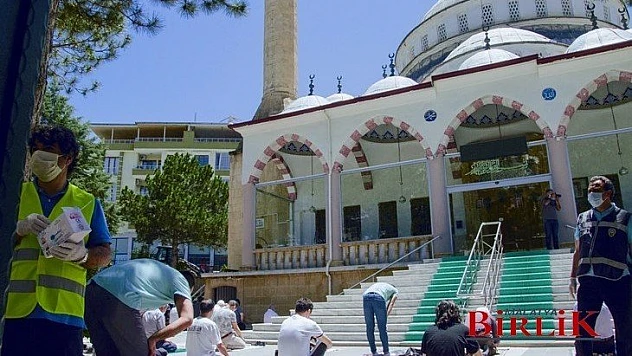 Büyükşehir, Cuma Namazına Gelenlere Maske Dağıttı
