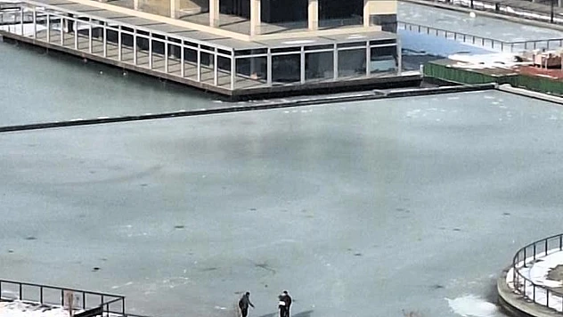 Buz Tutan Gölette Tehlikeli Yürüyüş