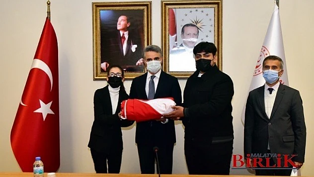 Çanakkale'ye Gidecek Olan Türk Bayrağı Teslim Alındı