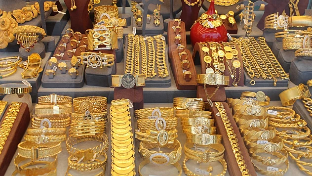 Çeyrek Altın 9.467 TL, Cumhuriyet Altını 37.736 TL'den Satılıyor