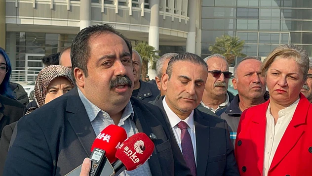 CHP'den Büyükşehir Belediyesi Önünde Kütüphane Açıklaması