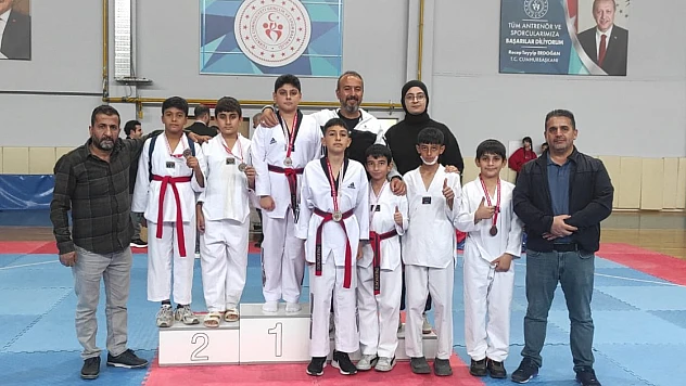 Cumhuriyet Bayramı Coşkusu Battalgazi Spor Salonu'nu Sardı